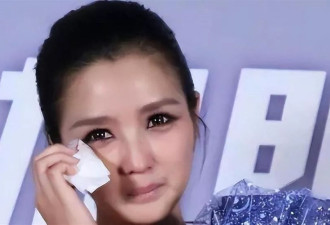 39岁何洁不忍直视，腋下勒出副乳肚子三层肉
