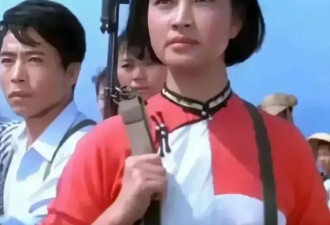 刘晓庆新剧开机，生图皮松脸黄腰有赘肉，红包塞在胸口站C位抢镜