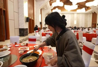 每年“蹭”近百场婚宴 收养126只流浪猫狗 她回应质疑