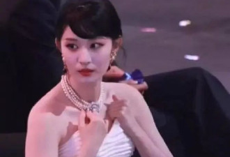 王楚然大胆提胸拽衣服动作豪放!魔鬼身材性感火辣