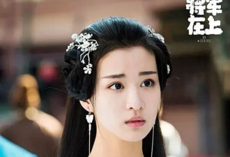 王楚然大胆提胸拽衣服动作豪放!魔鬼身材性感火辣