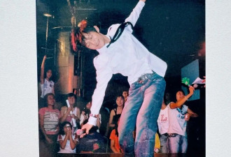 网友把何炅喝过的水保存了20年！曾与女歌迷“拼命”争抢这瓶水