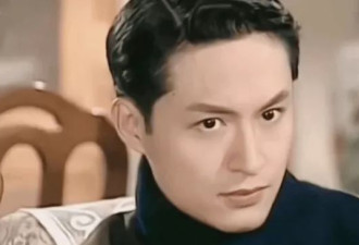 马景涛前妻带180高个儿子逛街，母子仨像姐弟