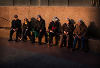 中国出生率断崖式下滑的根源是什么？