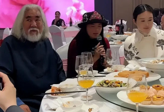 张纪中寺庙散步，肚溜圆眼呆滞，杜星霖瘦脱相，满脸嫌弃走在后面