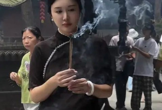 张纪中寺庙散步，肚溜圆眼呆滞，杜星霖瘦脱相，满脸嫌弃走在后面