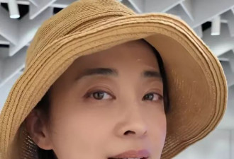 梅婷一家6口国外度假，亲哥露面在大学当老师