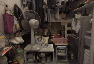 30万香港人：四口人住7平米，围在马桶边吃饭