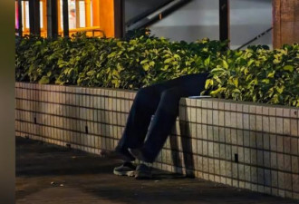 香港惊现“无上半身男子”