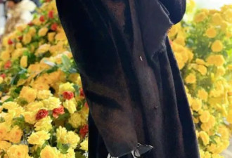 刘亦菲又带火了秋冬新穿搭：黑色长大衣+短裤+长筒靴，时髦又洋气