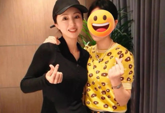 董璇一家三口与友人聚会，张维伊搂抱老婆秀足恩爱