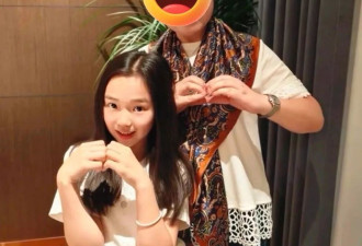 董璇一家三口与友人聚会，张维伊搂抱老婆秀足恩爱