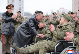 金正恩蹲下拥抱断腿士兵 亲迎赴俄工兵返国