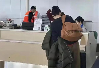 55岁王菲登机安检照疯传！素颜状态惊艳