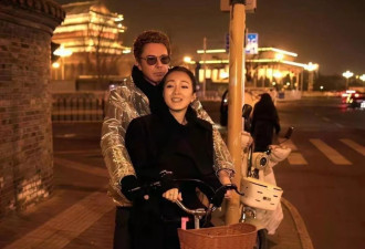 巩俐带老公回北京探亲，夫妻俩一同骑自行车压马路