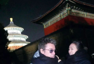 巩俐带老公回北京探亲，夫妻俩一同骑自行车压马路