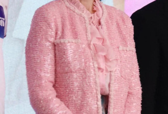 赵雅芝机场偶遇，头发断层毛躁、眼眶深陷，身材干瘪连屁股都没肉