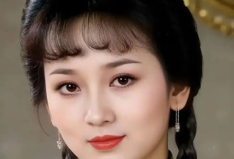 赵雅芝机场偶遇，头发断层毛躁、眼眶深陷，身材干瘪连屁股都没肉