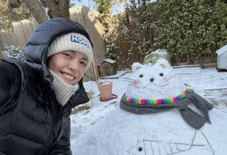姚晨母子堆雪人，12岁儿子越来越帅