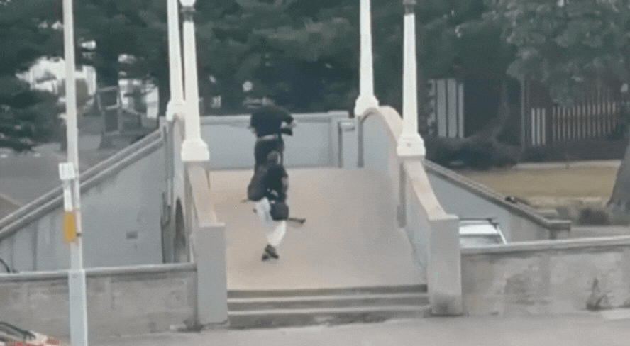杀红眼！2枪手疯狂扫射悉尼海滩画面曝光