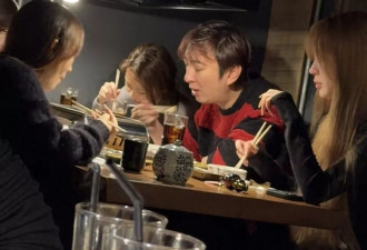 王思聪被偶遇，带四美女吃烤肉却没精打采
