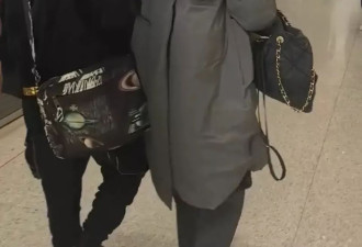 偶遇大张伟和老婆出行，网友直呼大老师嫁给了爱情