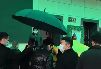 何晴儿子许何手捧妈妈骨灰 眼睛哭肿