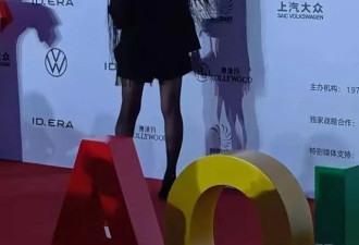 这居然是张凯丽?! 63岁的她风格大变……