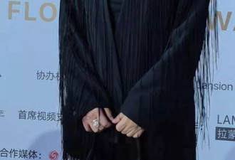 这居然是张凯丽?! 63岁的她风格大变……
