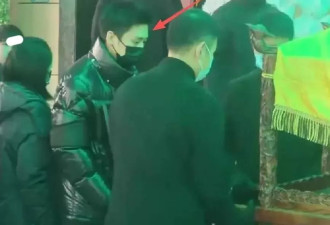2个不舍：离别时何晴用尽力气拉儿子手不想放开