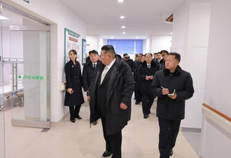 尽管联合国制裁 金与正手持疑似中国制折叠屏手机