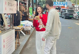 46岁高圆圆被偶遇展示真实状态！红衣白裤有法令纹也美