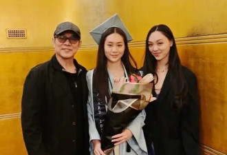 李连杰悄然回国礼拜，带小女儿游山显老态，名校女儿穿搭美式风