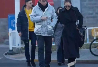 巩俐陪老外老公逛北京,年龄差被脚步踩碎,爱情早不是童话