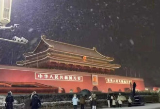巩俐陪老外老公逛北京,年龄差被脚步踩碎,爱情早不是童话