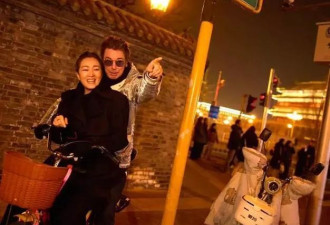 巩俐陪老外老公逛北京,年龄差被脚步踩碎,爱情早不是童话