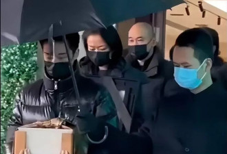 许亚军现身美国！不出席前妻丧礼被骂冷血