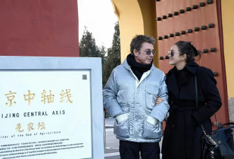 60岁的巩俐，77岁的法国老公，把北京初雪的浪漫，真的玩明白了