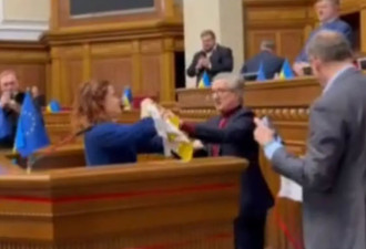 乌媒：乌女议员封锁议会讲台要求罢免乌军总司令