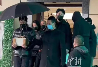 61岁许亚军近况曝光，未参加何晴葬礼，曝许何...
