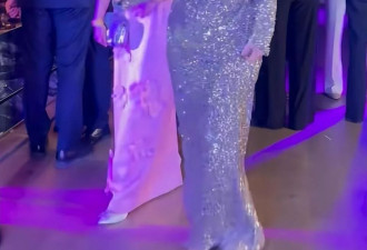 李湘带女儿参加晚宴！16岁王诗龄瘦了，气质非常端庄