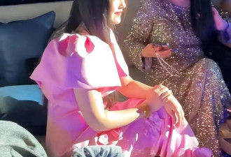 李湘带女儿参加晚宴！16岁王诗龄瘦了，气质非常端庄