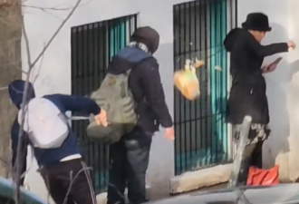 温哥华大爷穿丝袜皮靴上街，遭路人恶语相向还被扔面包泄愤！