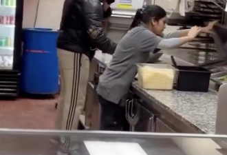 约克区一间PizzaPizza店又被曝光 当着顾客的面这样制作披萨