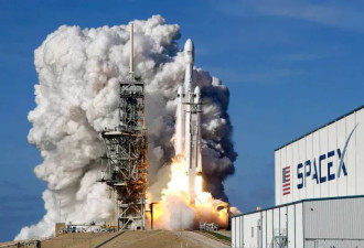 惊险！星链卫星闪过中国火箭来袭 SpaceX愤怒