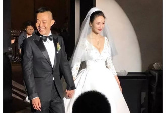 离婚后只字不提前夫侯勇，如今47岁似冻龄