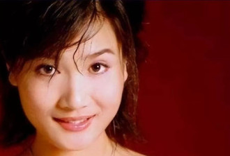 离婚后只字不提前夫侯勇，如今47岁似冻龄