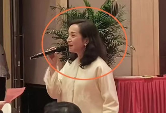 50岁知名歌手复出后仍显落魄!边唱歌边做饭,厨房狭小手法却娴熟