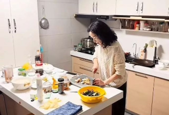 50岁知名歌手复出后仍显落魄!边唱歌边做饭,厨房狭小手法却娴熟
