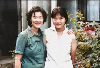1980年，洪晃和母亲章含之在北京家中的留影